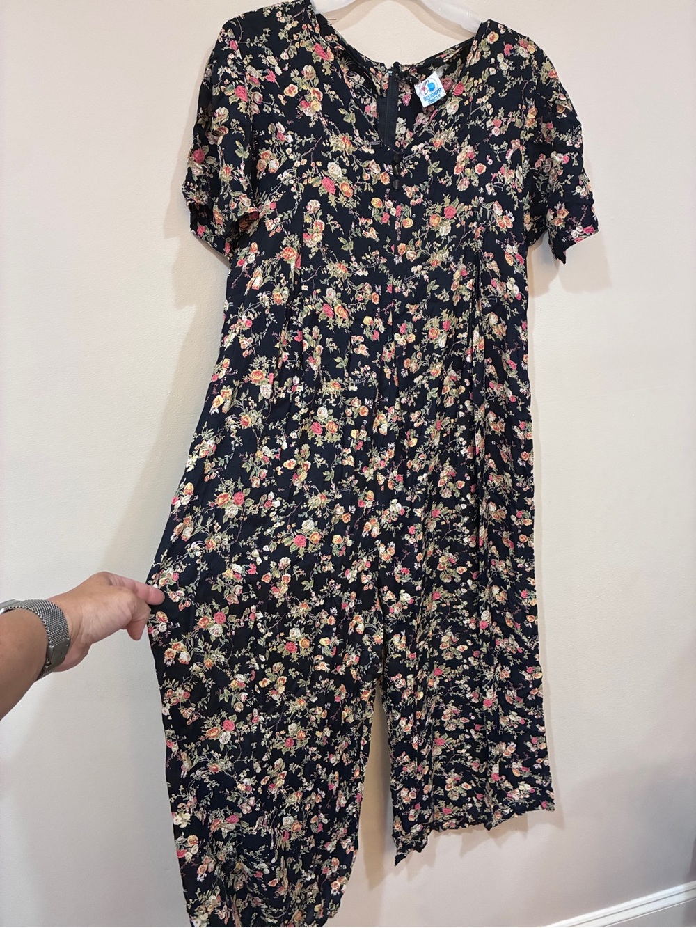 Floral Short-Sleeve Jumpsuit in‎ Black